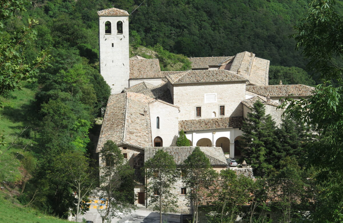 NEL BORGO CHE RISUONA DI POESIA