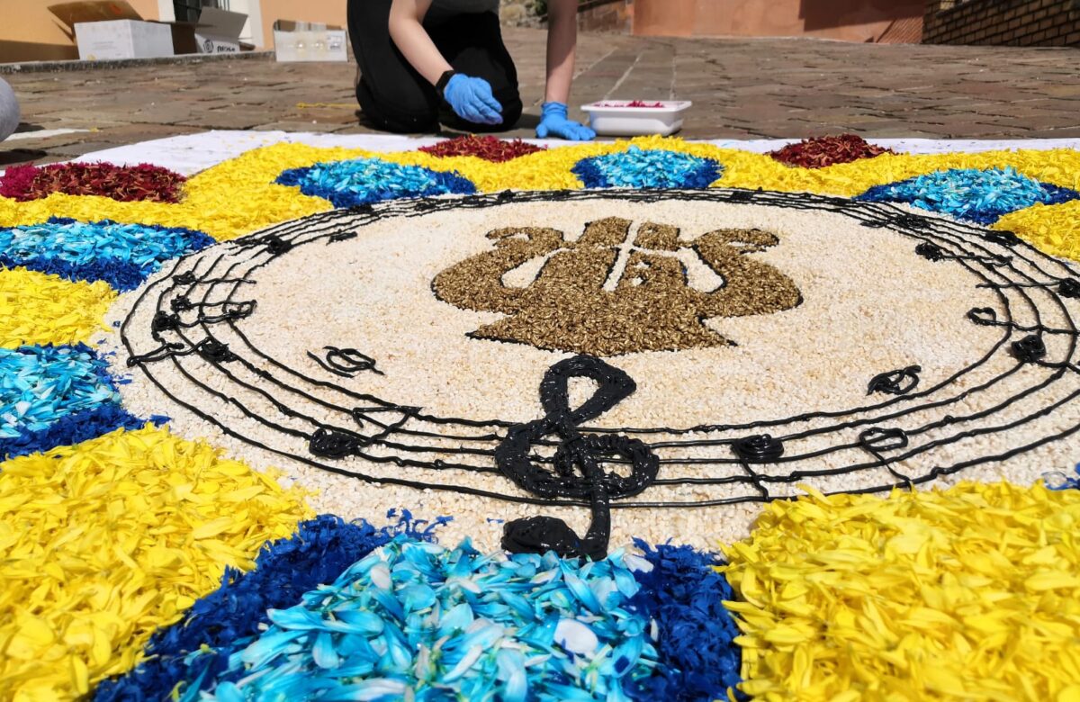 Con l’Infiorata del Corpus Domini, a Castelraimondo è tripudio di colori e profumi